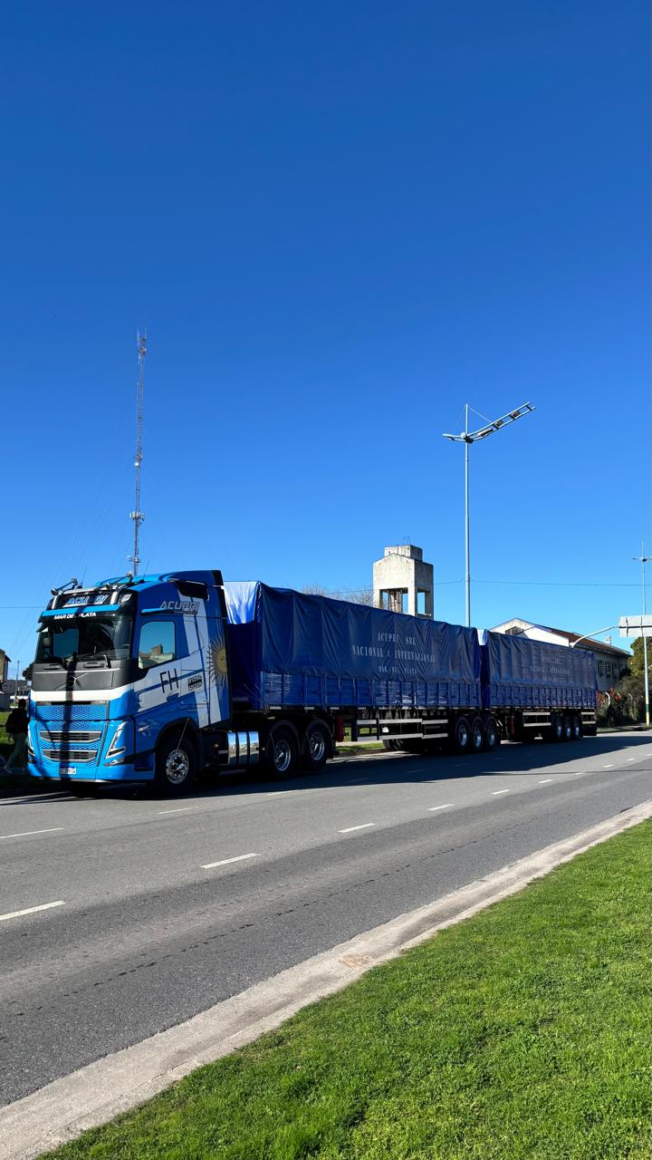 Bitrén de Acupri Transporte circulando por la ruta