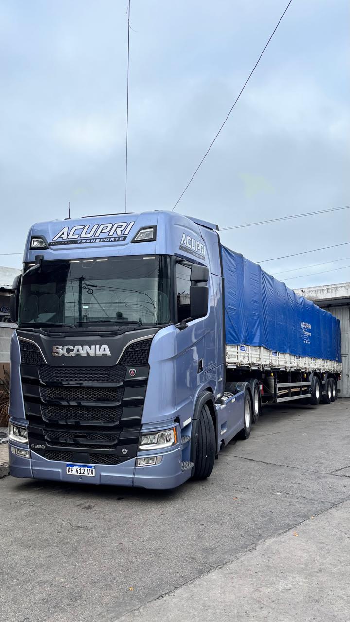 Scania S620 de Acupri Transporte con semirremolque encarpado, listo para salir