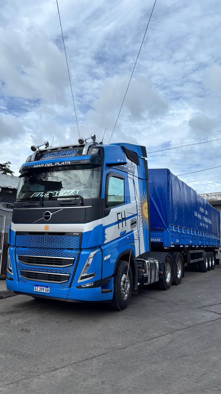 Volvo FH edición especial de Acupri Transporte con un bitrén cargado y encarpado