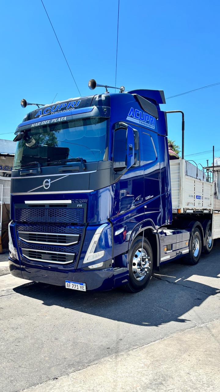 Tractor Volvo FH de Acupri Transporte enganchado a un semirremolque, en Mar del Plata